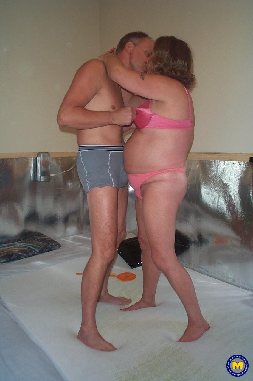 20P A vovó gorda Diny beija o marido antes de sentar em seu pau grande