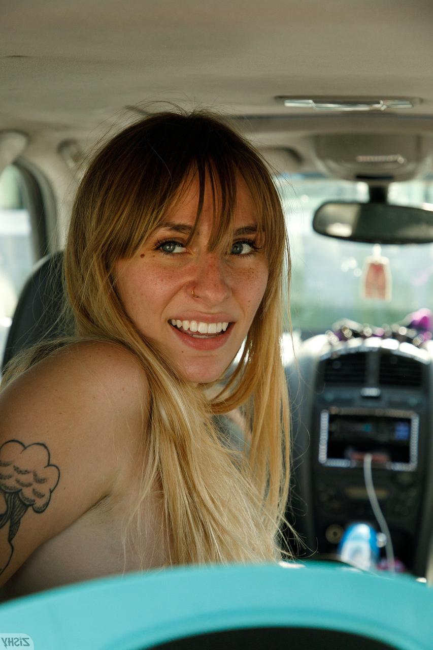 12P A loira safada Angel Youngs mostra seus peitos suculentos em topless em um táxi