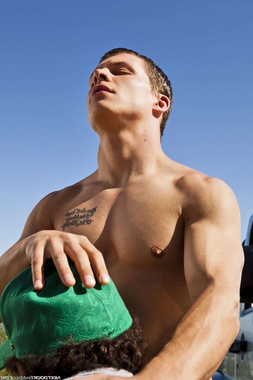 20P Amateur gay men Austin Merrick & Chad Logan have hardcore anal sex outdoors