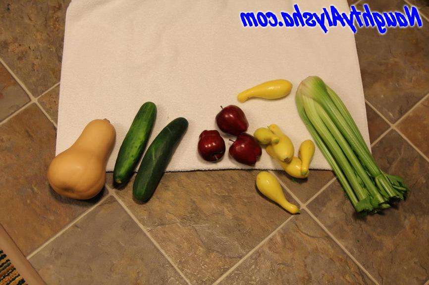 14P Une blonde en chaleur travaille toutes sortes de fruits et légumes dans son méchant trou du cul