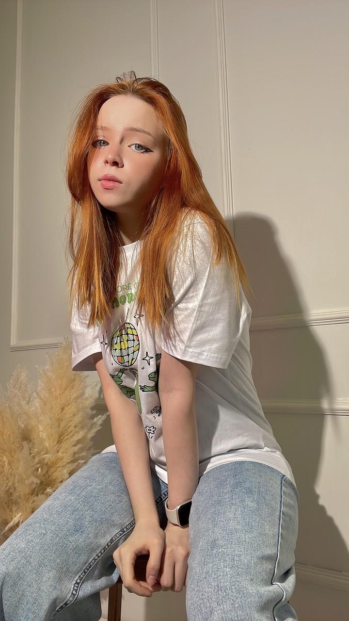 15P O adolescente ruivo OnlyFans Olash Peachy posando em sua compilação excêntrica