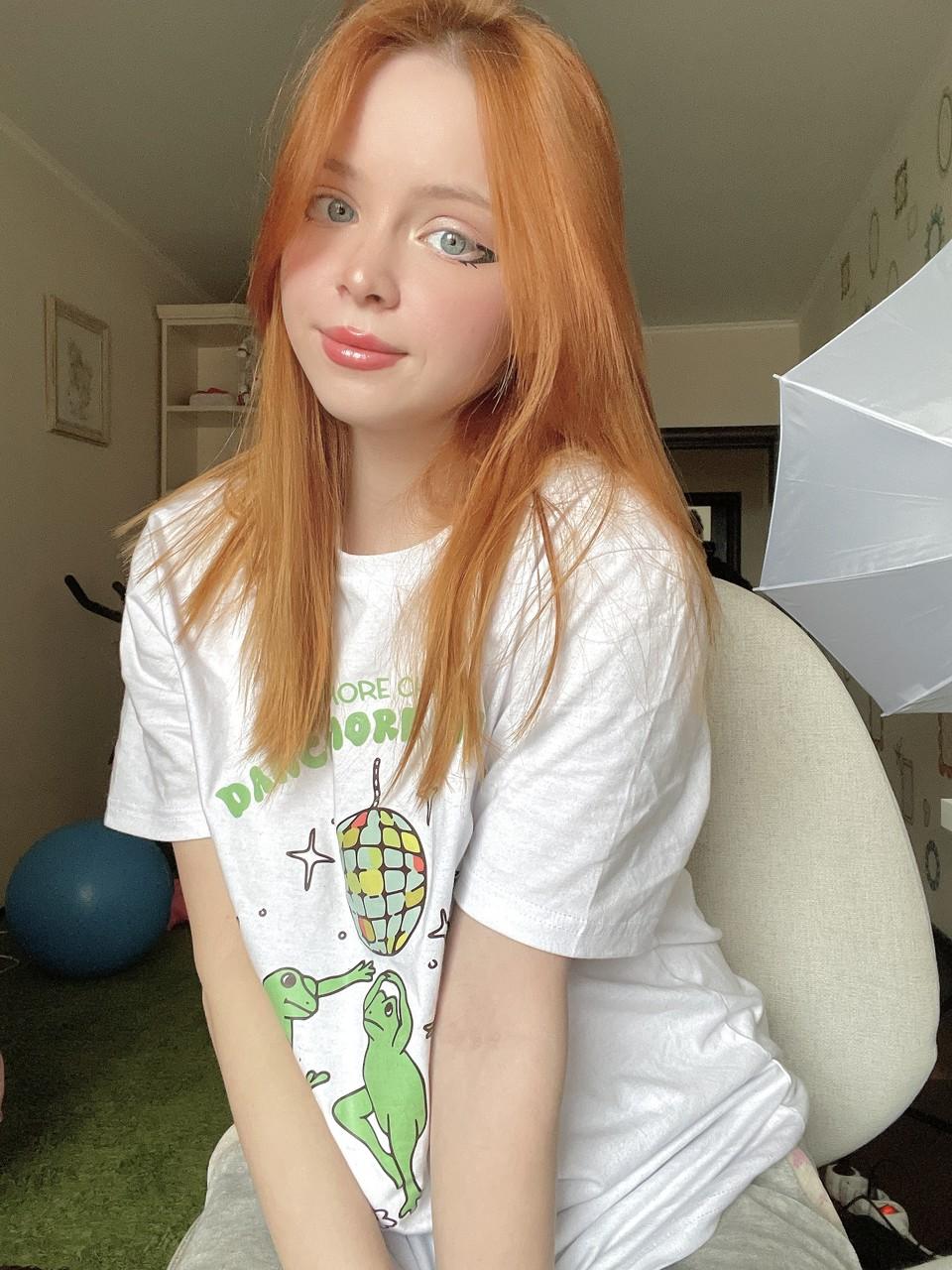 15P O adolescente ruivo OnlyFans Olash Peachy posando em sua compilação excêntrica