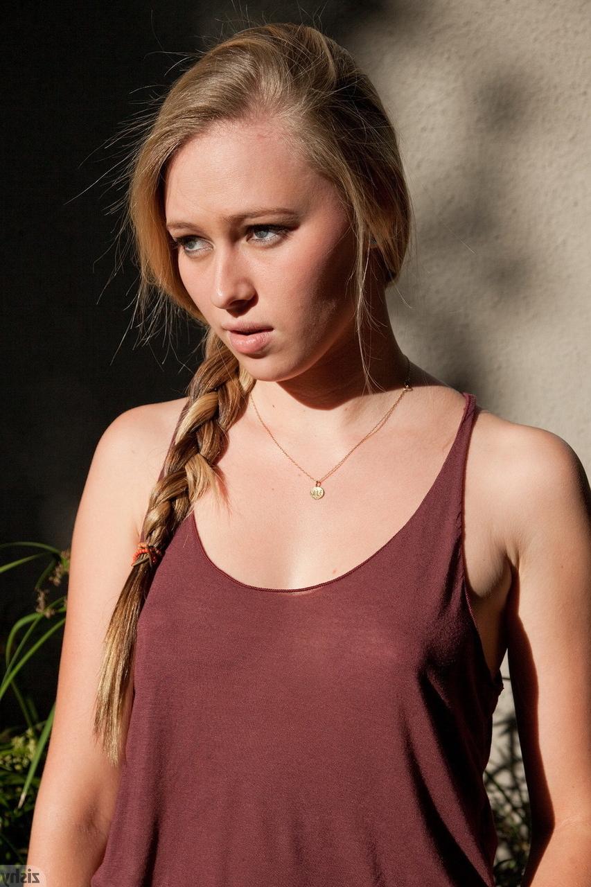11P La pequeña rubia kerstin dorsia mostrando sus largas piernas sexys al aire libre