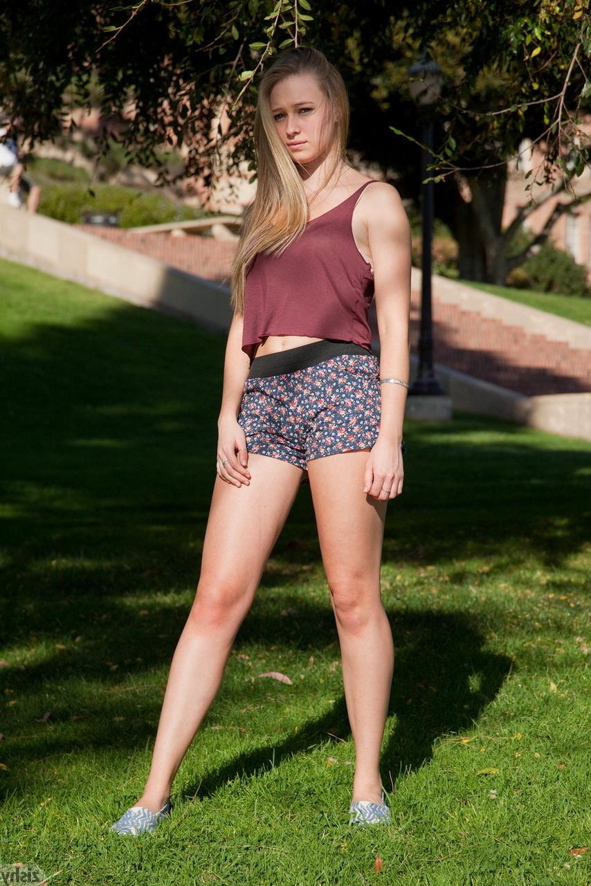 11P La pequeña rubia kerstin dorsia mostrando sus largas piernas sexys al aire libre