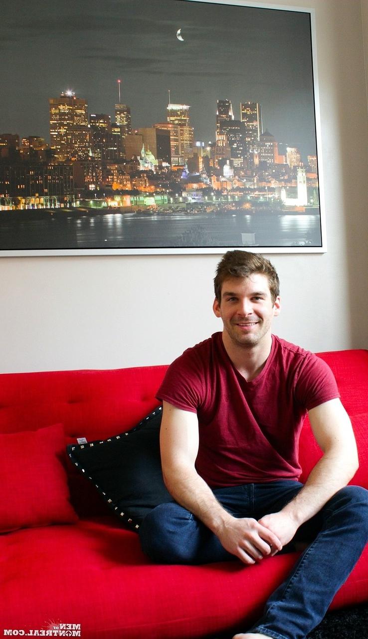 15P Le canadien gay Dustin Holloway se déshabille et montre son pack de six, son gros cul et sa bite.