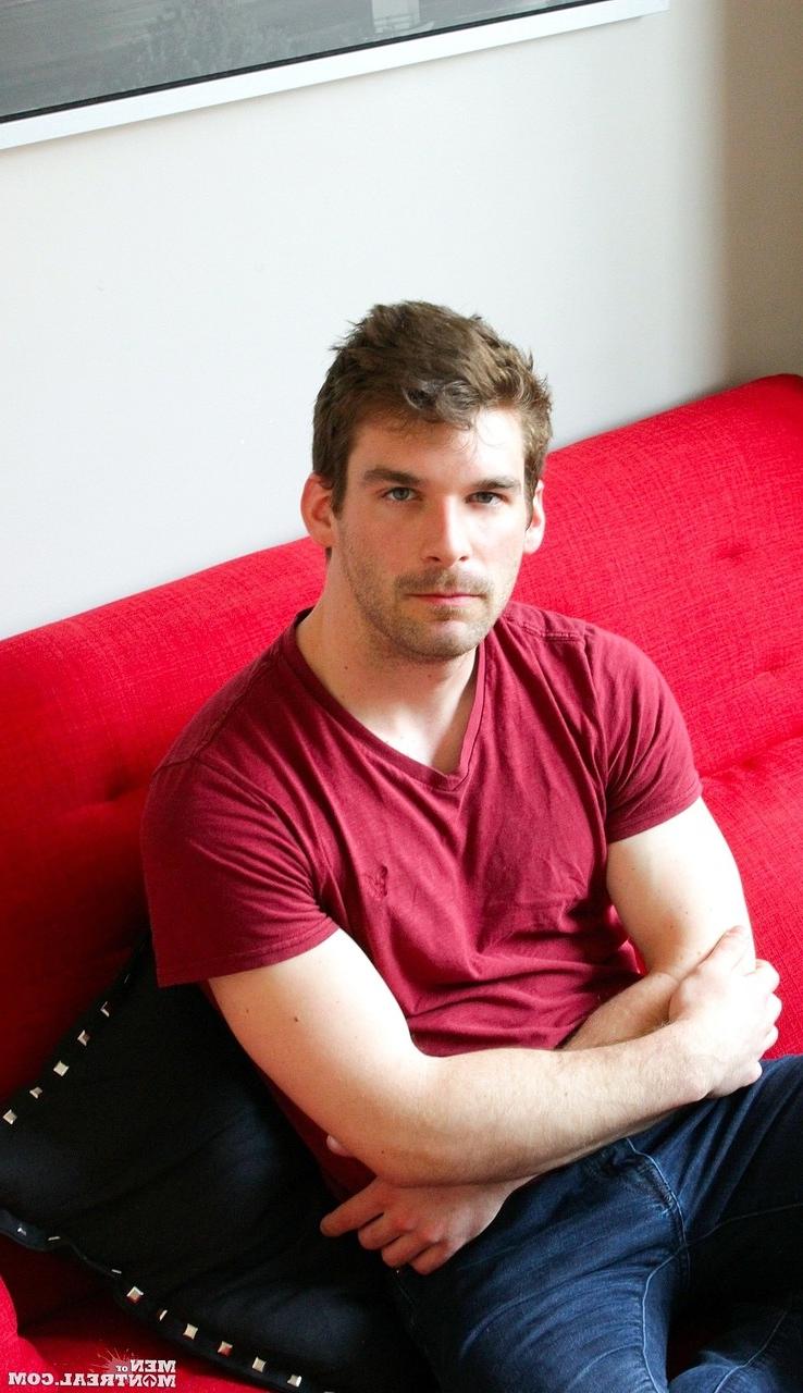 15P Le canadien gay Dustin Holloway se déshabille et montre son pack de six, son gros cul et sa bite.