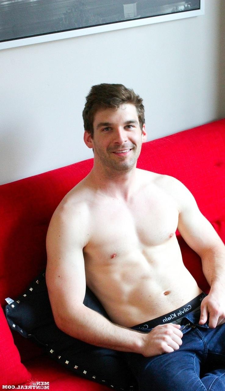 15P Le canadien gay Dustin Holloway se déshabille et montre son pack de six, son gros cul et sa bite.