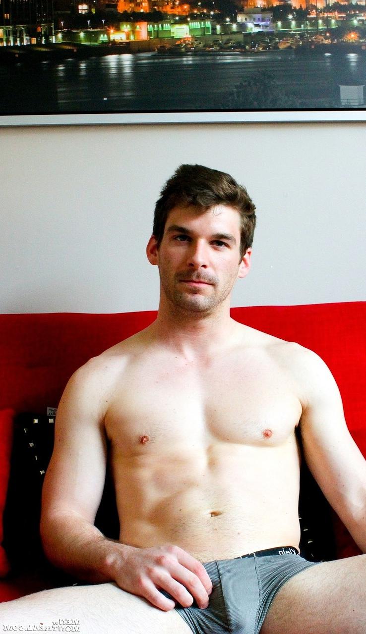 15P Le canadien gay Dustin Holloway se déshabille et montre son pack de six, son gros cul et sa bite.