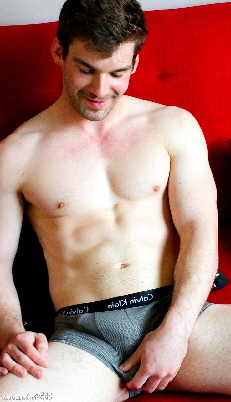15P Le canadien gay Dustin Holloway se déshabille et montre son pack de six, son gros cul et sa bite.