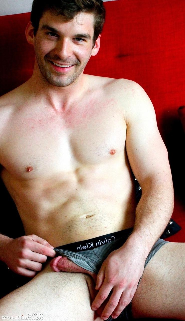 15P Le canadien gay Dustin Holloway se déshabille et montre son pack de six, son gros cul et sa bite.
