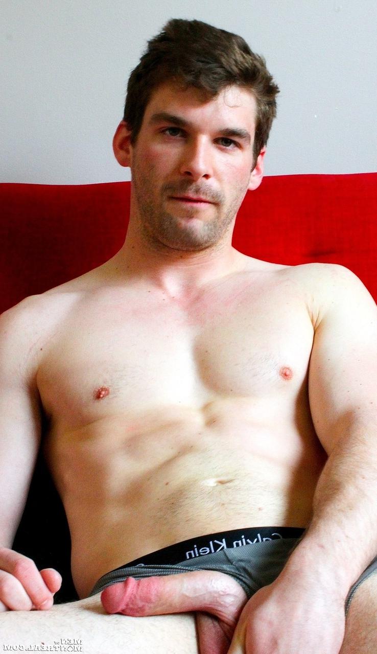 15P Le canadien gay Dustin Holloway se déshabille et montre son pack de six, son gros cul et sa bite.