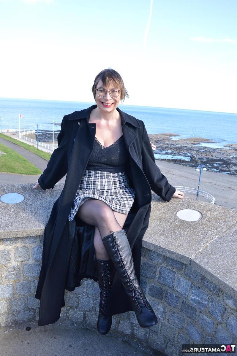 16P Barby Slut, une dame britannique plus âgée, se met seins nus à la maison avant de s'exhiber en public.