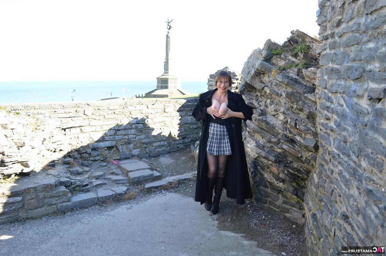 16P Barby Slut, une dame britannique plus âgée, se met seins nus à la maison avant de s'exhiber en public.