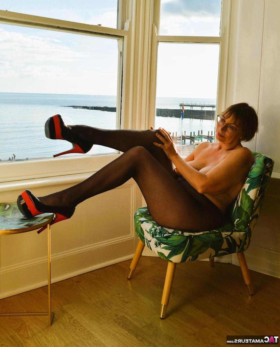 16P Barby Slut, une dame britannique plus âgée, se met seins nus à la maison avant de s'exhiber en public.
