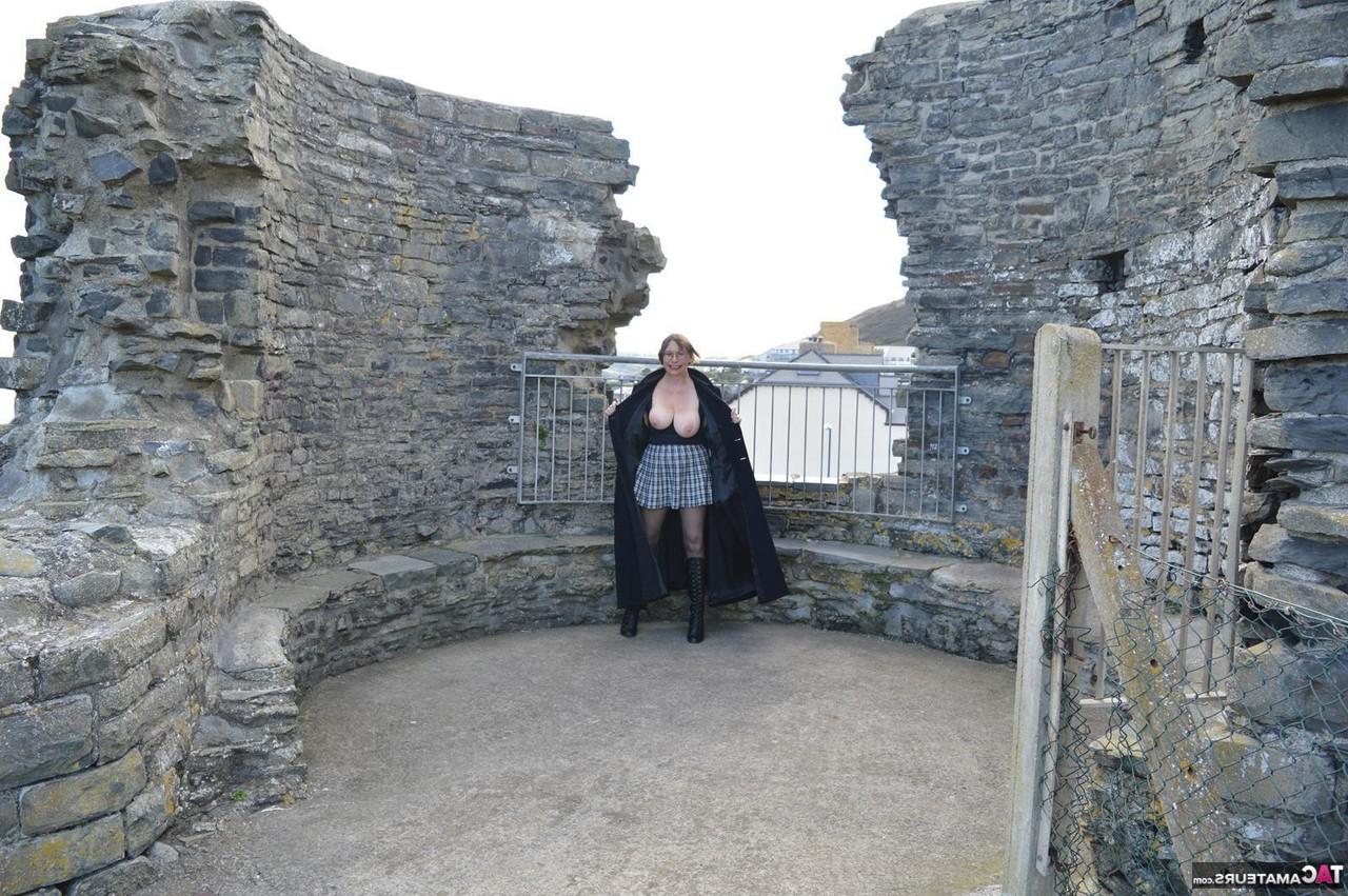 16P Barby Slut, une dame britannique plus âgée, se met seins nus à la maison avant de s'exhiber en public.