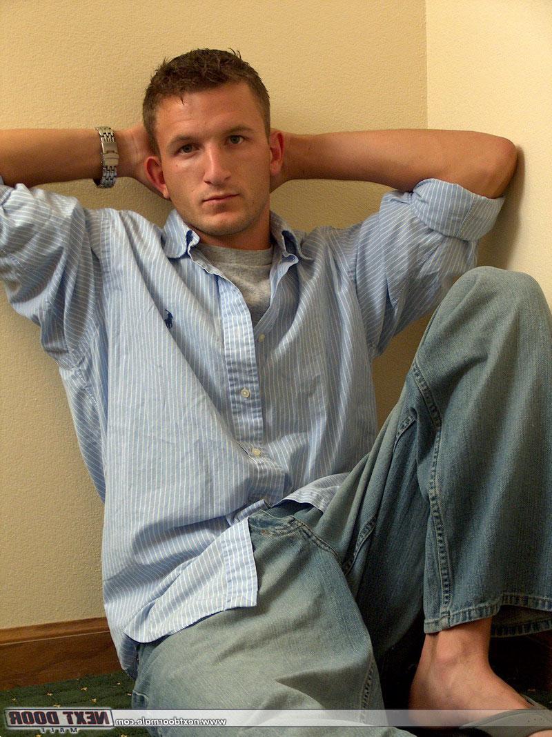 20P L'étalon gay amateur Paul se déshabille et montre sa bite moyenne sur un canapé