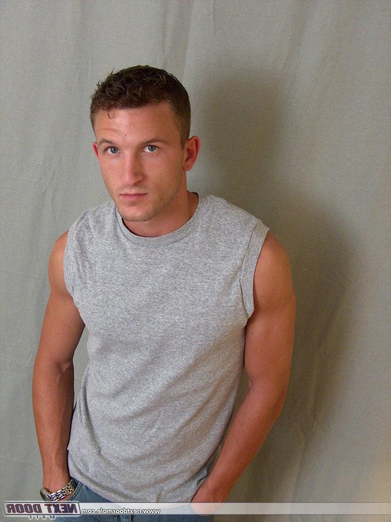 20P L'étalon gay amateur Paul se déshabille et montre sa bite moyenne sur un canapé