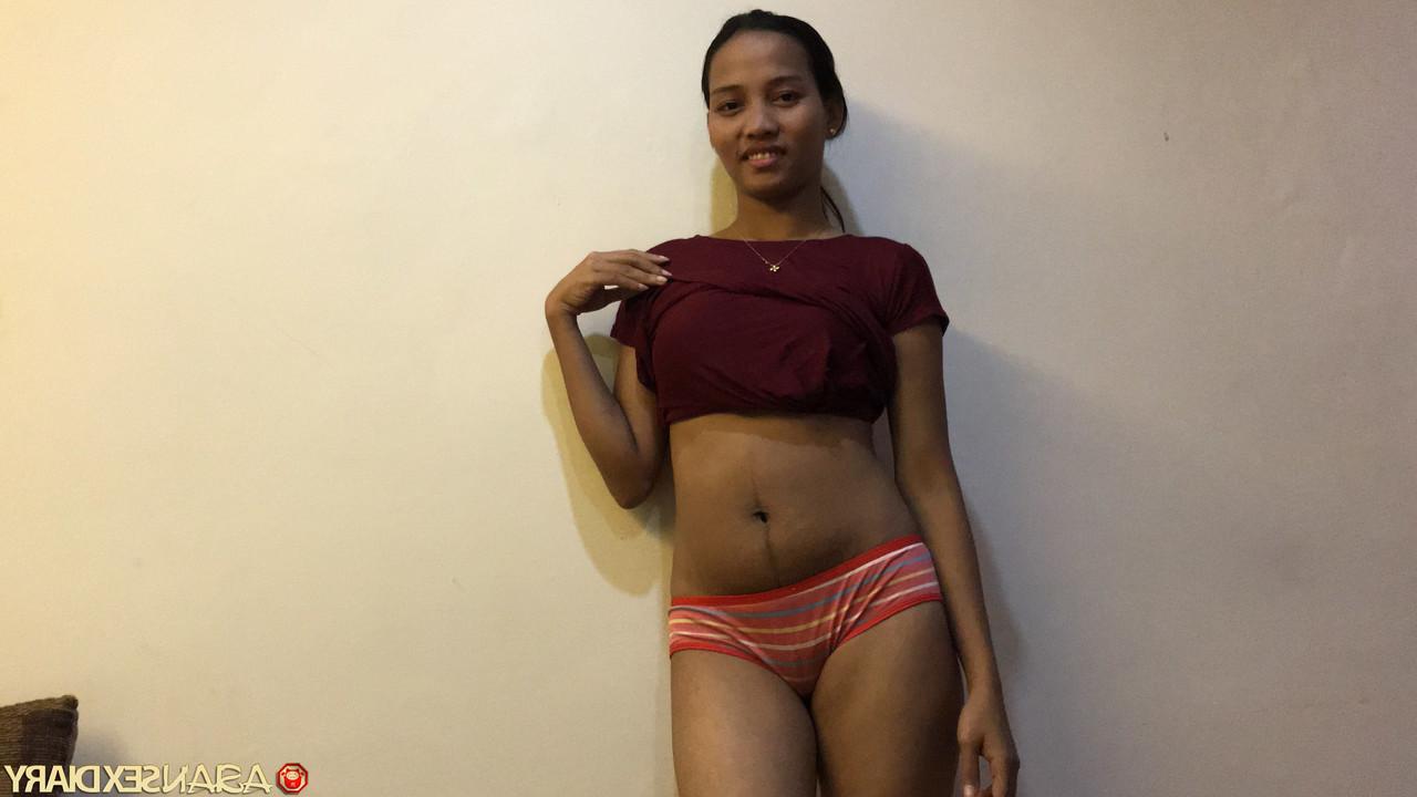20P A garota asiática sexy Jennifer C mostra sua buceta de perto depois de fazer sexo POV