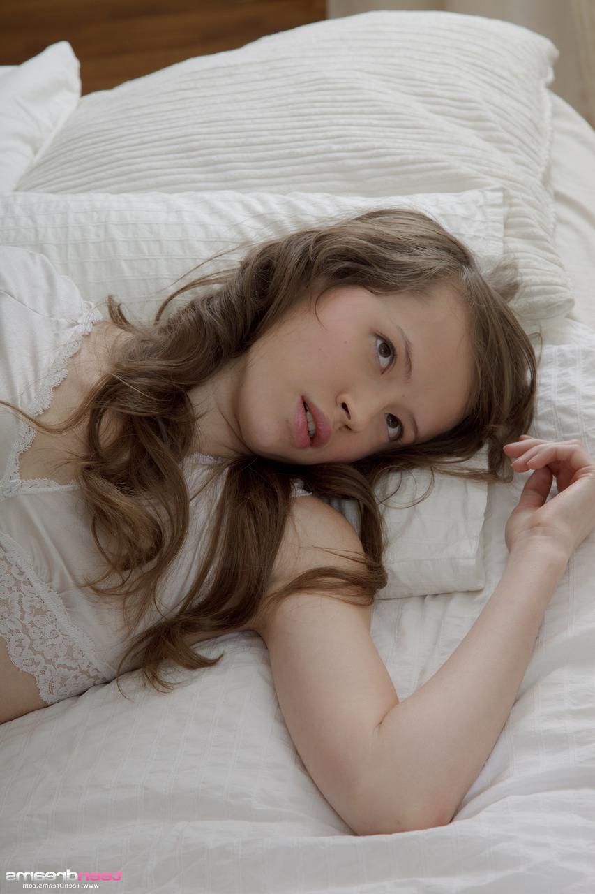 20P La séduisante adolescente Demida aime le sexe passionné et prend une éjaculation sur le cul.
