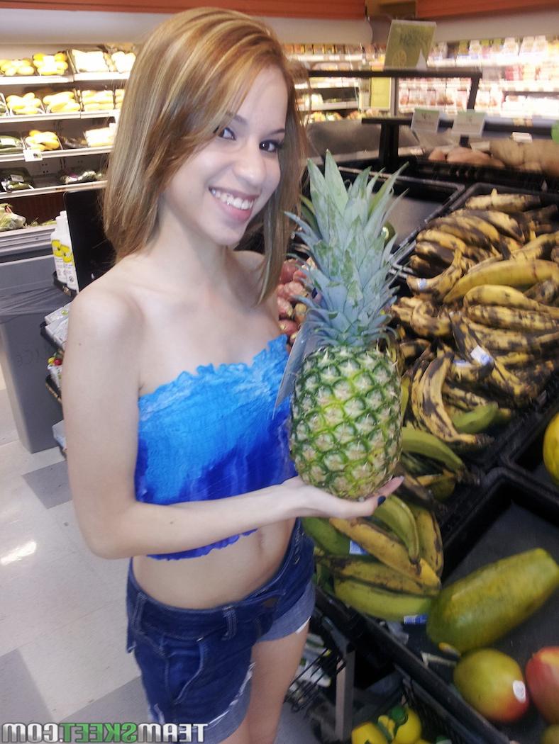 17P Adorável pequena adolescente Mae Olsen posa nua na cozinha e chupa um grande galo