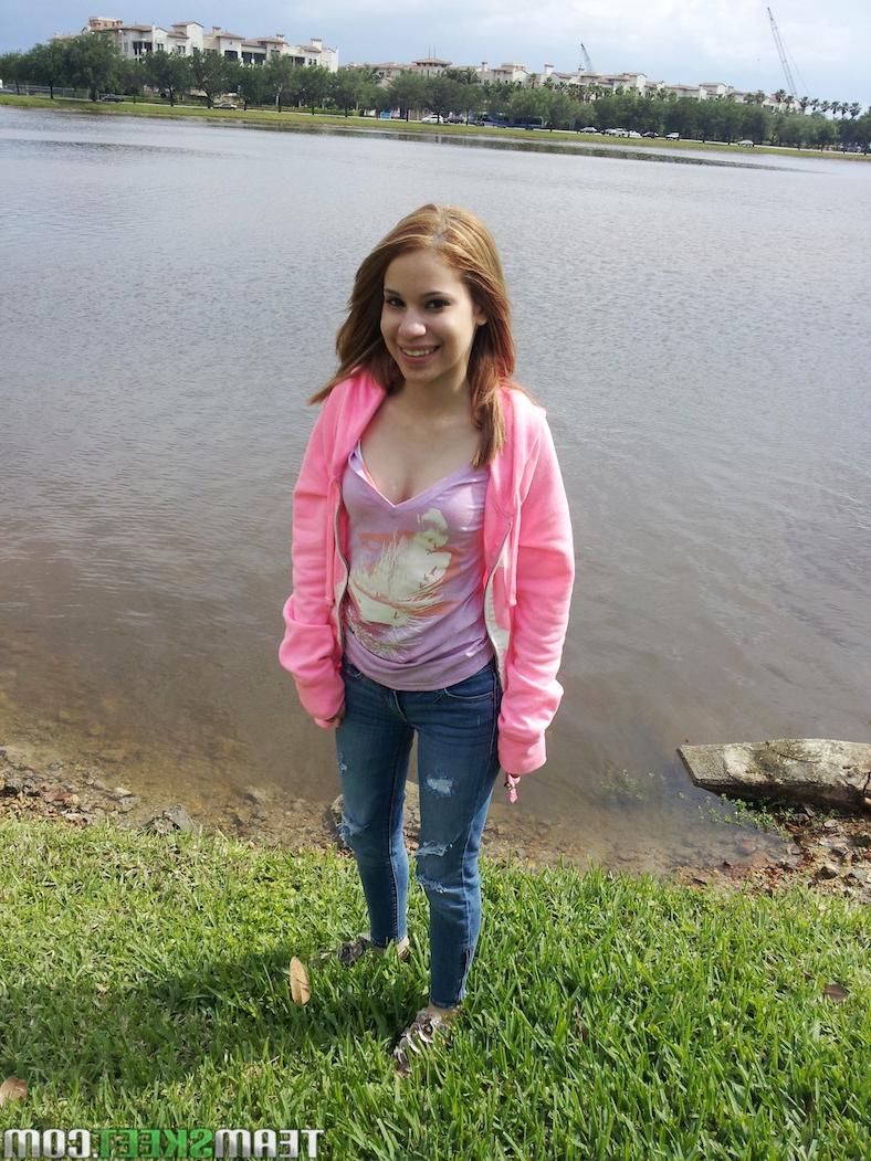 17P Adorável pequena adolescente Mae Olsen posa nua na cozinha e chupa um grande galo