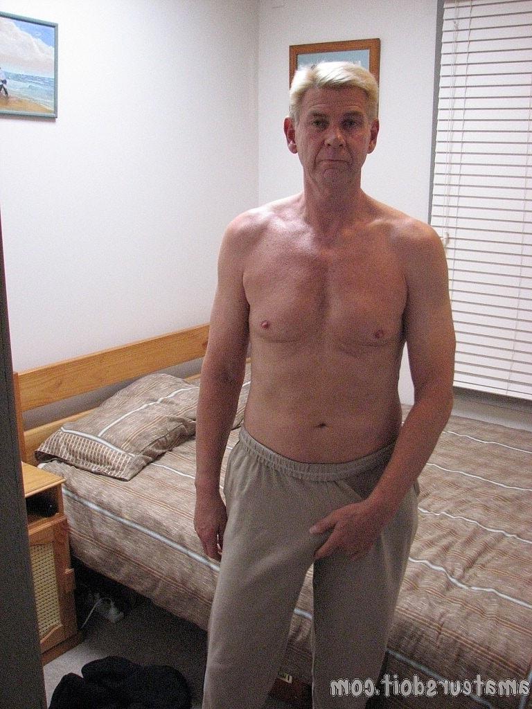 20P O papai loiro Lazlo Cockring revela seu pau e se masturba na cama