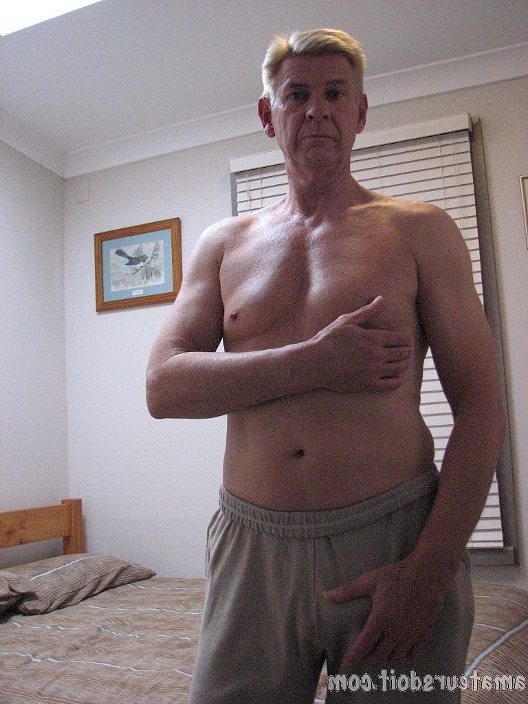 20P O papai loiro Lazlo Cockring revela seu pau e se masturba na cama