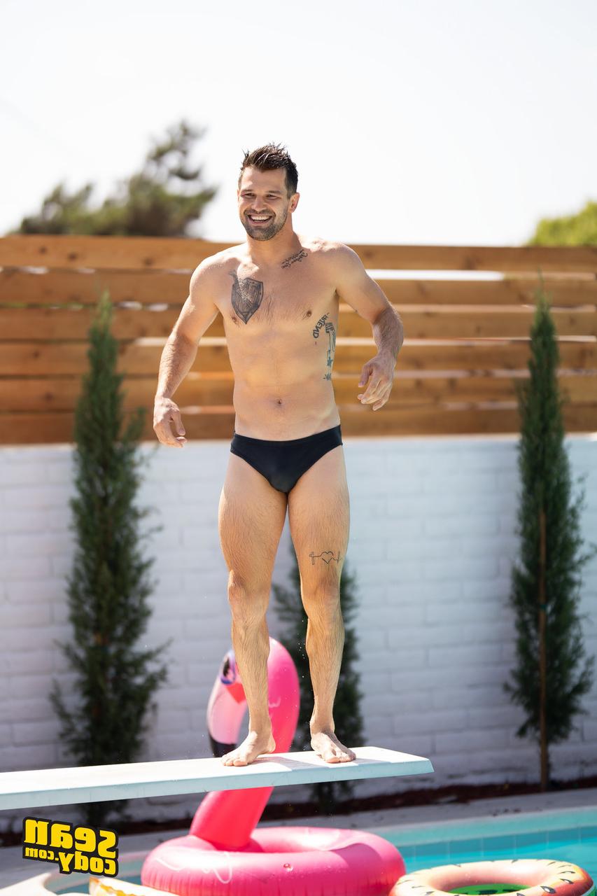 20P Impressionantes fisiculturistas gays fodem forte depois de um lindo dia na piscina
