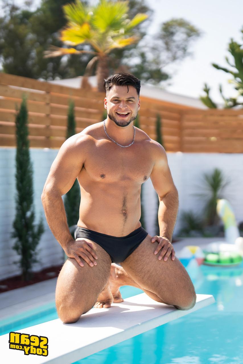 20P Impressionantes fisiculturistas gays fodem forte depois de um lindo dia na piscina