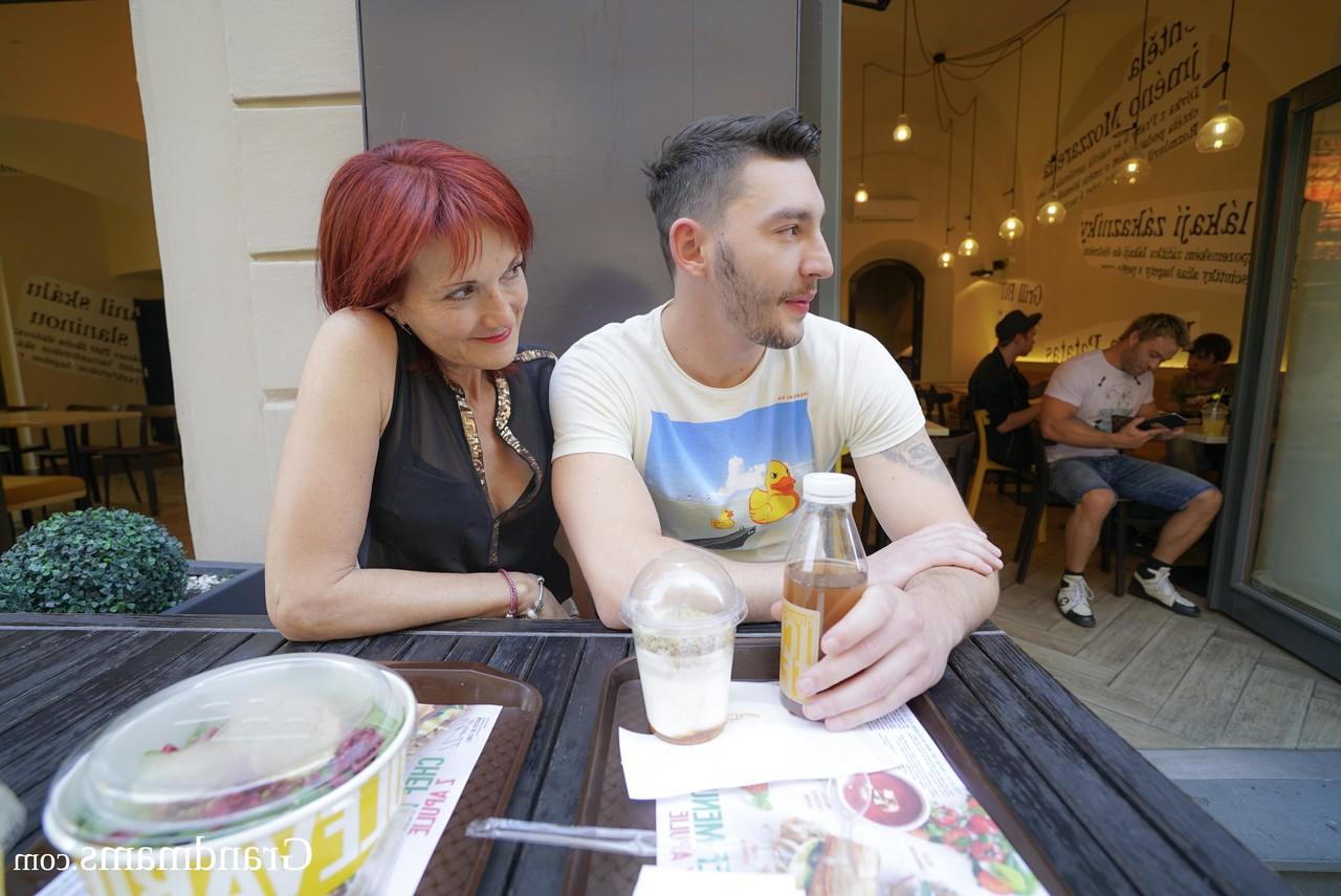 20P Die rothaarige Amateurin Lizabetha lässt sich bei einem bisexuellen Dreier das Gesicht mit Sperma bespritzen