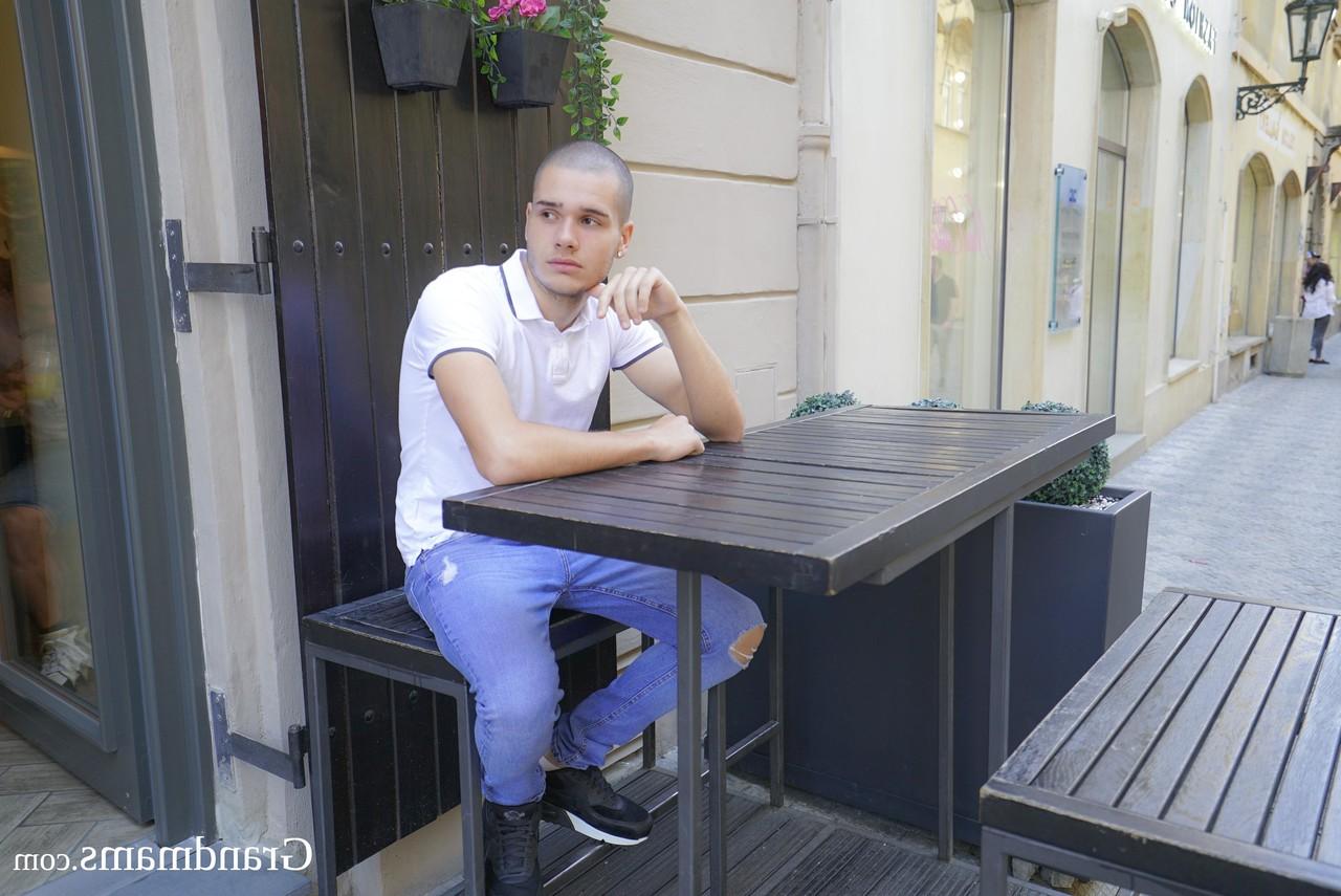 20P Die rothaarige Amateurin Lizabetha lässt sich bei einem bisexuellen Dreier das Gesicht mit Sperma bespritzen