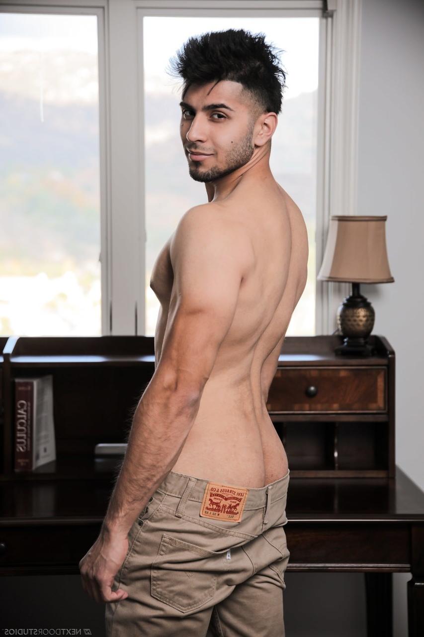 15P O garanhão amador Hunter Knox revela seu corpo musculoso e magro e seu pau duro