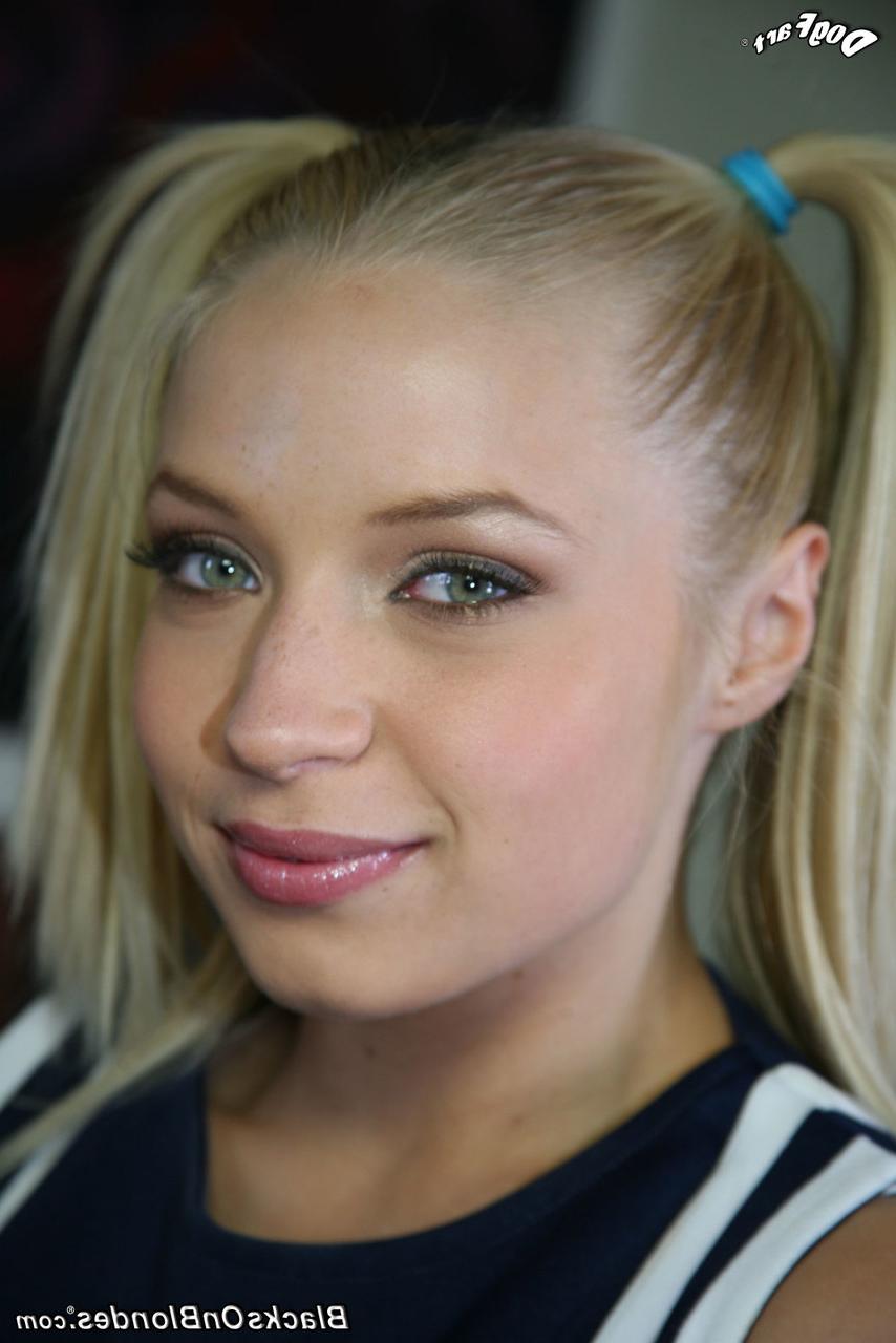 16P Alyssa Branch, petite pom-pom girl blonde en nattes, exhibe sa jupe haute et sa culotte sexy.