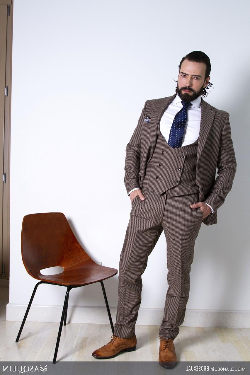 20P O lindo urso gay Ryan Ellis se masturba antes de posar em seu terno sexy