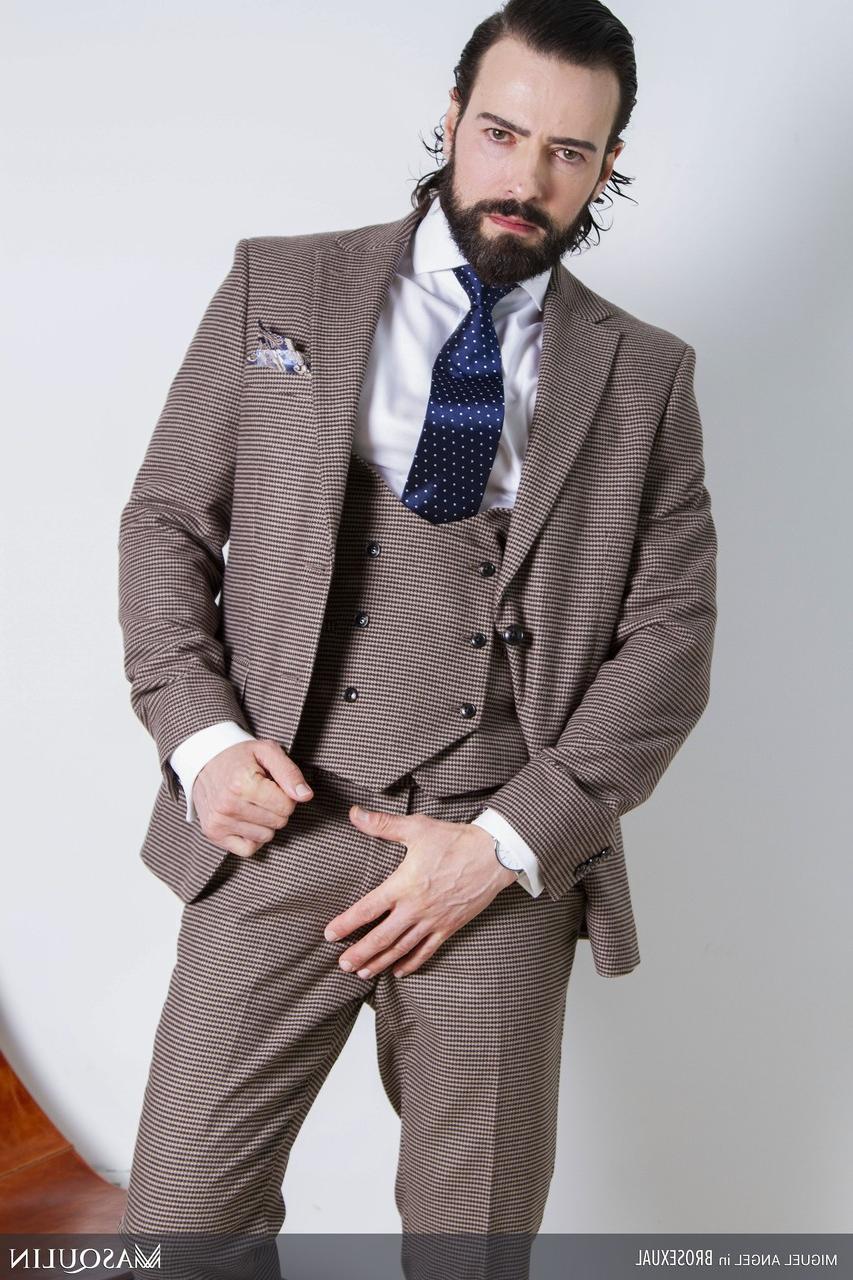 20P O lindo urso gay Ryan Ellis se masturba antes de posar em seu terno sexy