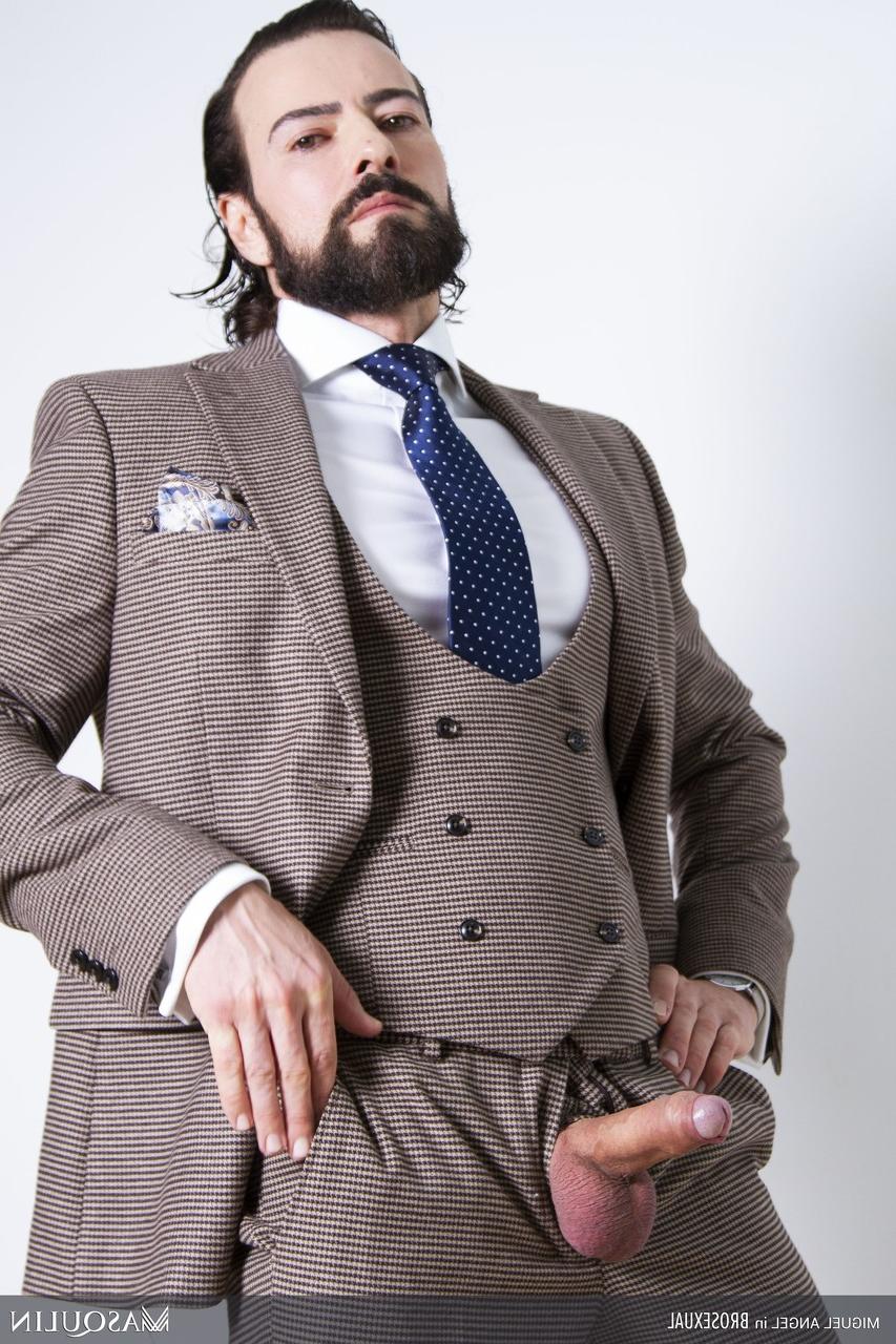 20P O lindo urso gay Ryan Ellis se masturba antes de posar em seu terno sexy