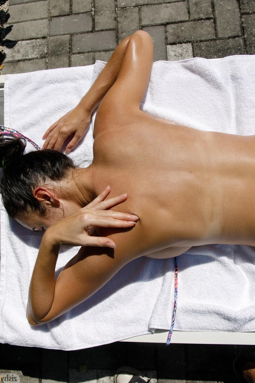 12P Petite American Dita Vetone exibe sua bunda cheia de bolhas e peitos grandes em um biquíni minúsculo