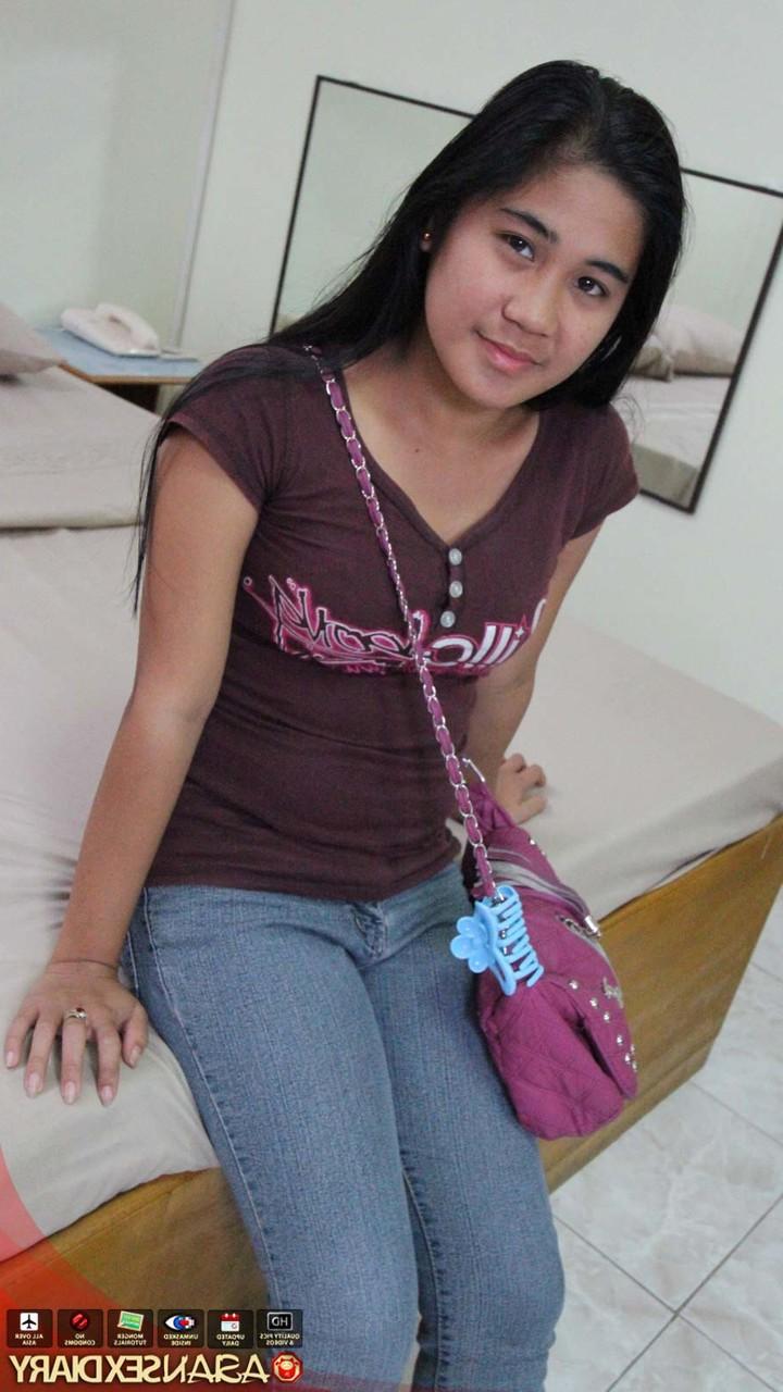 15P Uma jovem e bonita namorada asiática fica nua para o namorado tirar um close de mamilos duros