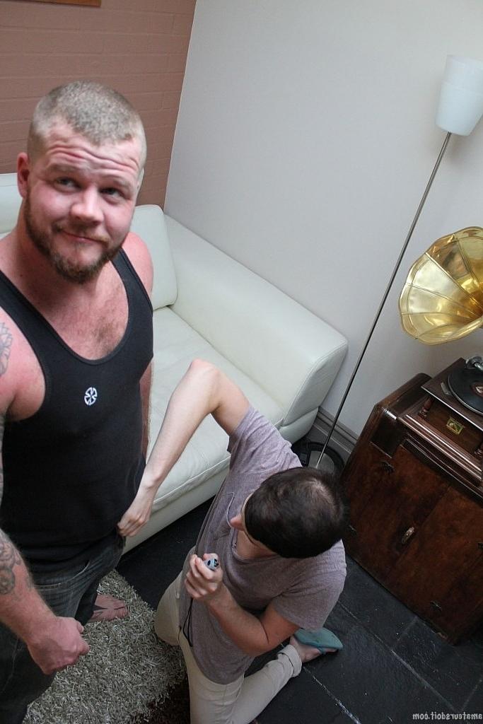 20P O enorme amador gay Andrew Bare recebe um boquete do pequeno twink Max Shine