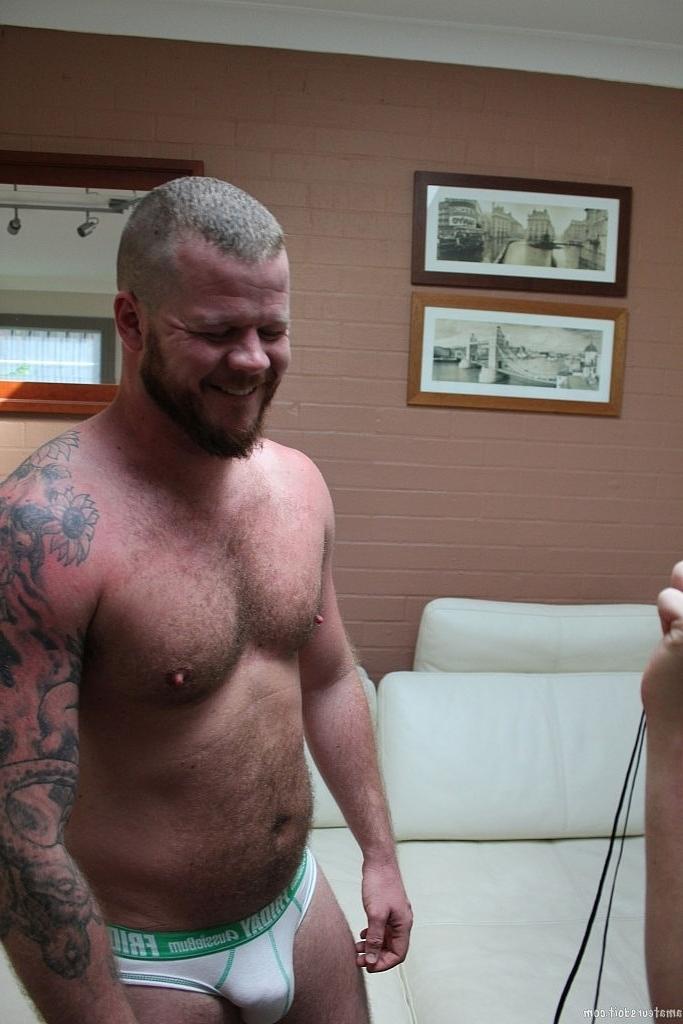 20P O enorme amador gay Andrew Bare recebe um boquete do pequeno twink Max Shine