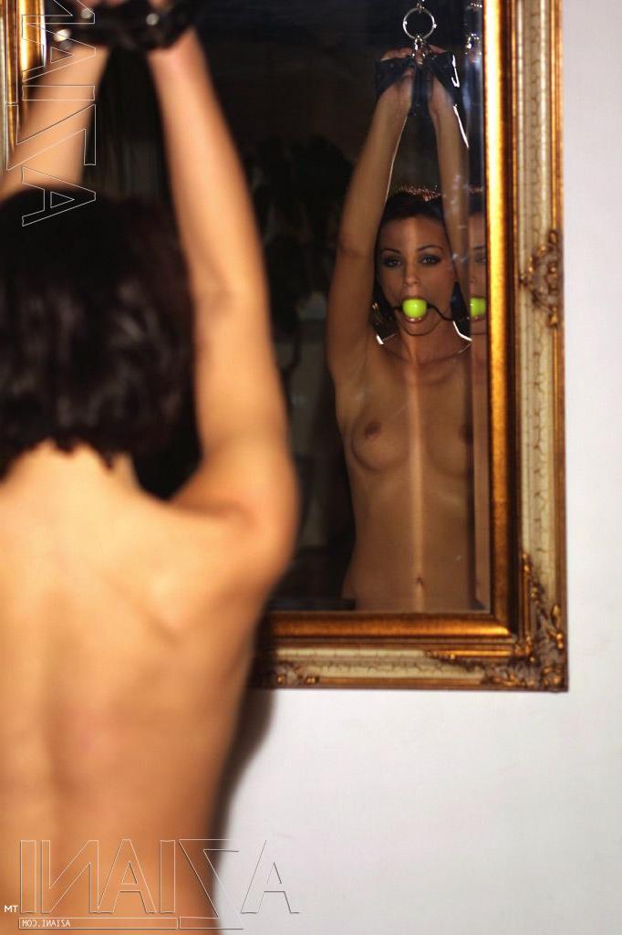 20P La estrella porno de pelo negro atada Szilvia se burla con sus tetas usando medias