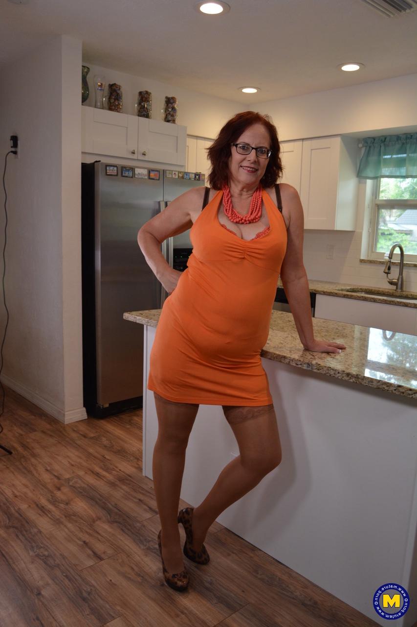 20P A dona de casa madura Autumn se masturba com seus consolos na cozinha