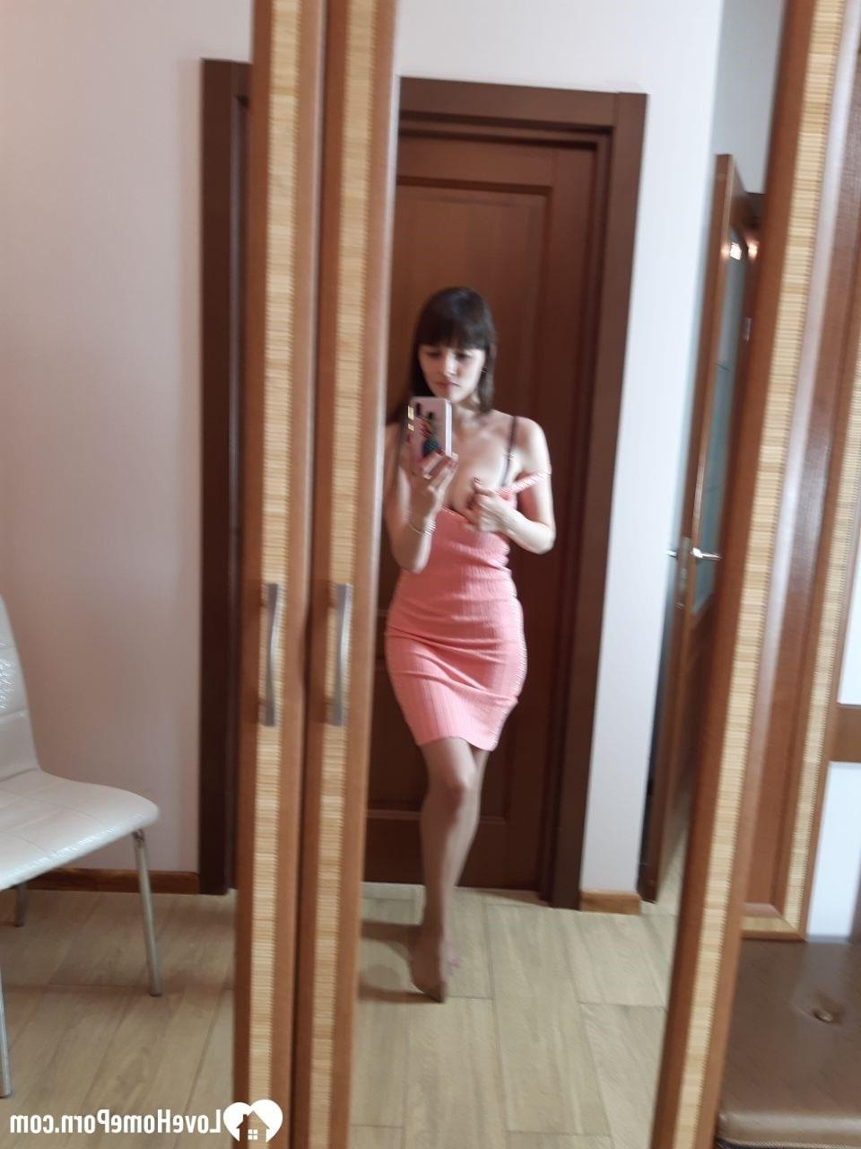 18P Gata sexy mostra sua bunda gostosa em meias enquanto tira selfies