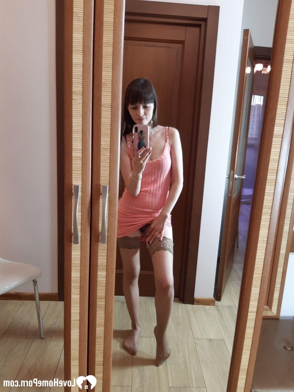 18P Gata sexy mostra sua bunda gostosa em meias enquanto tira selfies