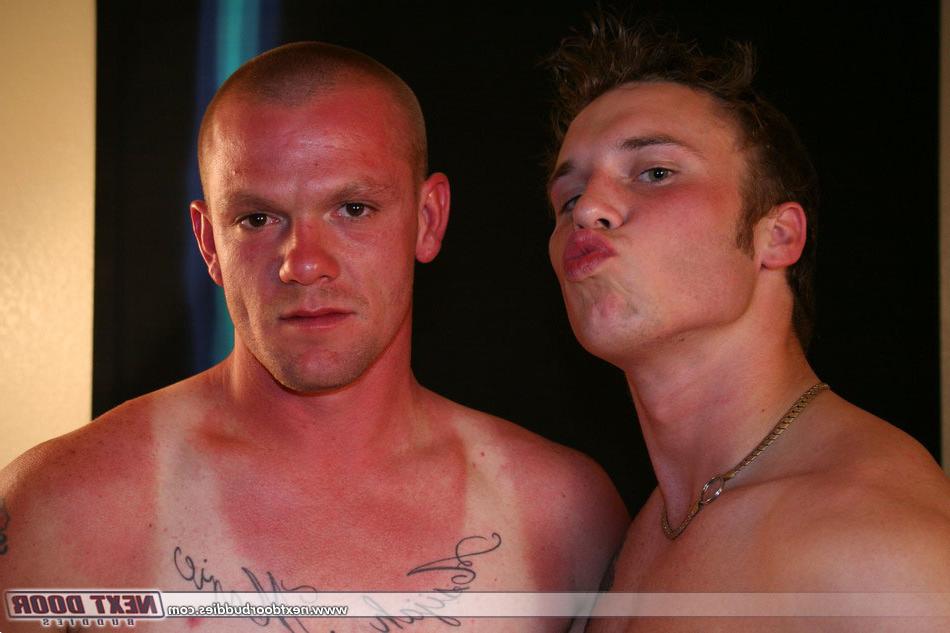 20P Amigos gays colgados Denny y Tim dándose una mamada de garganta profunda ardiente