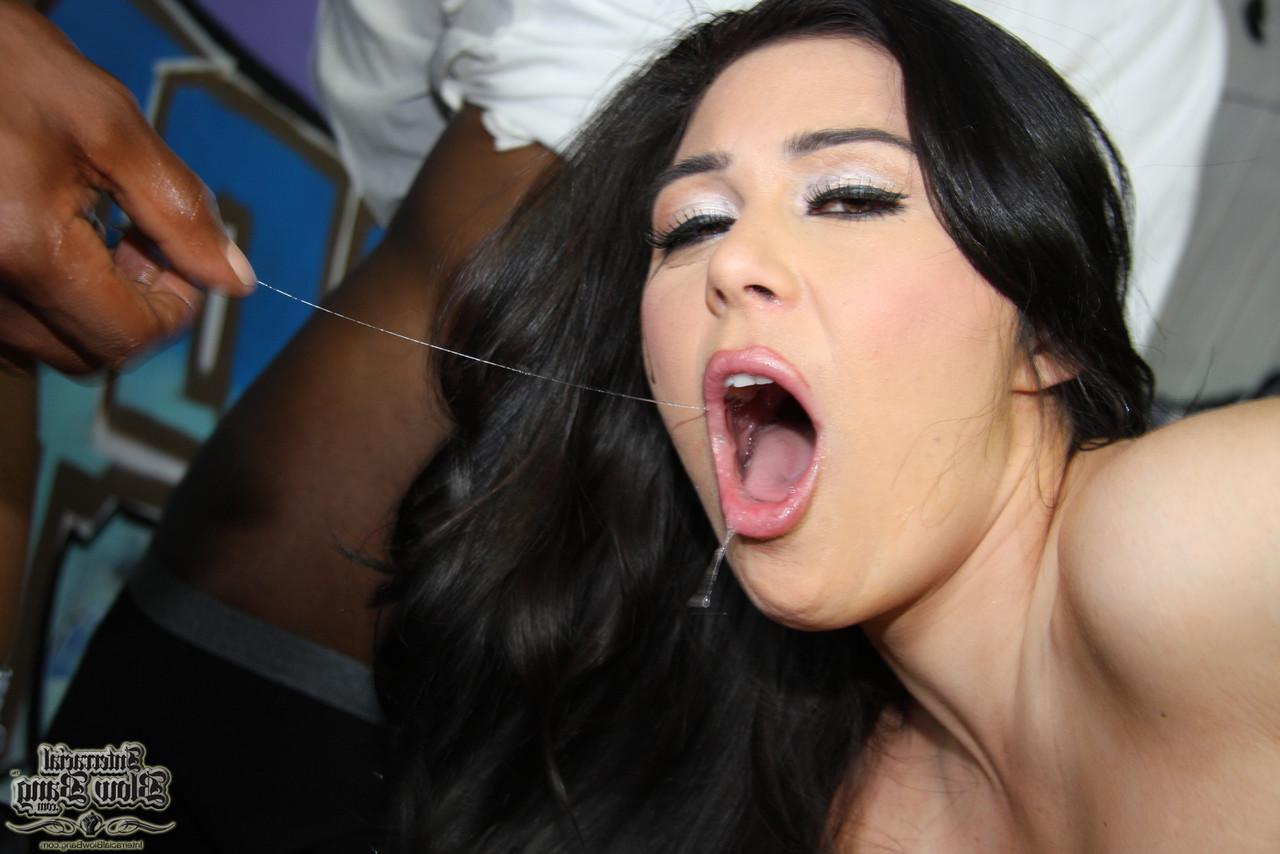 20P A pequena garota americana Ashley Blue é atacada por homens negros