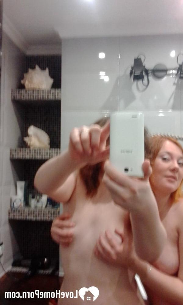 17P Des lesbiennes amateurs se caressent les seins en posant nues devant le miroir