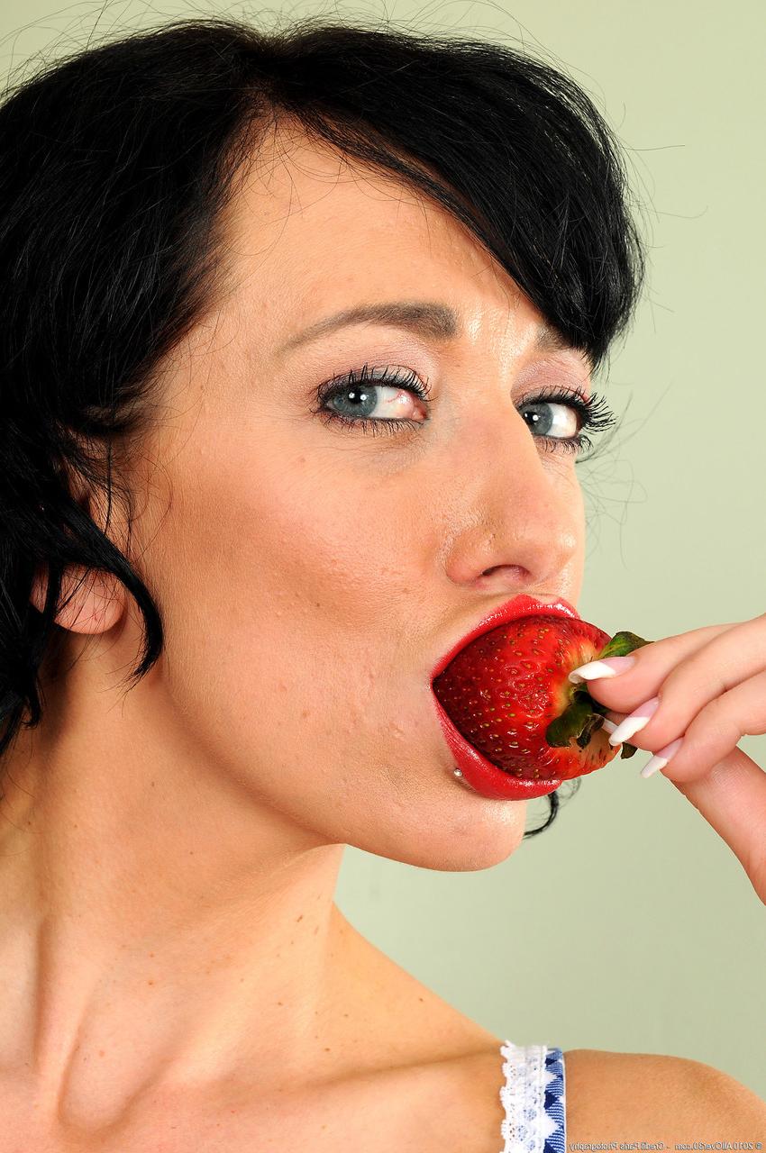 20P Die freche MILF Alia zeigt ihre schlaffen Titten und spreizt ihre rasierte Muschi