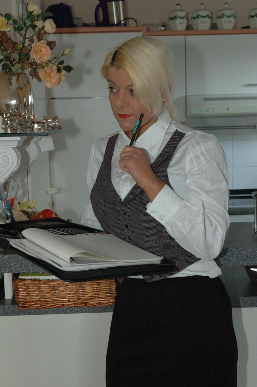 12P A amadora loira Martina revela seus peitos grandes antes de mostrar a bunda na cozinha