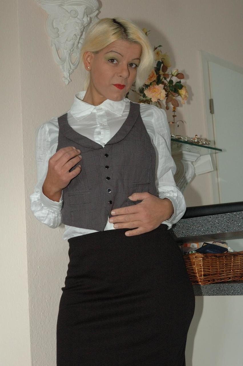 12P A amadora loira Martina revela seus peitos grandes antes de mostrar a bunda na cozinha